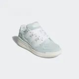 Championes Adidas Forum 2000, color celeste con detalles en blanco. Confeccionados en gamuza, nylon y malla, con cordones gruesos y las tres rayas clásicas de Adidas en los laterales.