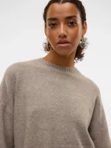 Sweater de punto grueso color beige, con cuello redondo y hombros caídos.