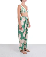 Pantalón de lino verde con estampado de conchas color beige y rosa, corte palazzo y lazo en la cintura.