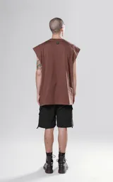 Remera marrón sin mangas con cuello redondo y corte holgado.