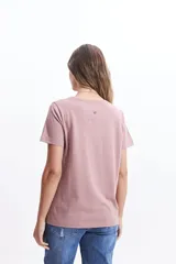 Remera celeste de algodón con cuello redondo y calce regular.