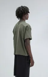 Remera verde militar de manga corta y cuello redondo, corte boxy fit, confeccionada en algodón.