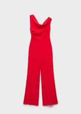 Mono de fiesta rojo con escote bardot y mangas cortas con detalle fruncido. Corte recto, largo y con cierre de cremallera lateral. Incluye forro interior y cintura drapeada.