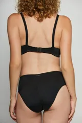 Conjunto de ropa interior color beige, compuesto por un corpiño con taza soft y aro, y una bombacha clásica.
