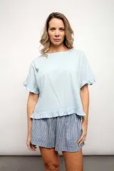 Blusa celeste de corte suelto, con cuello redondo y mangas cortas con volados.