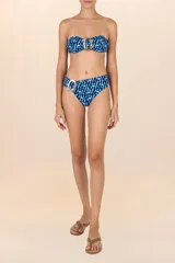 Top de bikini bandeau con estampado abstracto en tonos azules y negros. Presenta una hebilla dorada en el centro, breteles removibles y ajustables, y detalle de fruncido lateral.