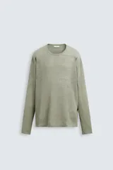 Jersey de hombre color verde oliva, de punto tejido en hilatura ligera de lino. Corte relaxed fit, cuello redondo, manga larga y acabados en rib.