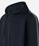 Buzo deportivo negro con capucha y cordón ajustable, cierre de cremallera, manga larga con puños ajustados, bolsillos con cierre y detalle contrastante de tres líneas en las mangas.