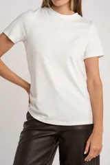 Remera negra de viscosa con elastano, corte ajustado y mangas cortas.