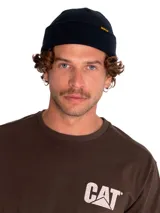 Gorro de lana amarillo con logo de la marca en el borde.