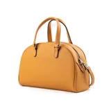 Cartera tipo baúl color camel, confeccionada en símil cuero graneado. Tiene doble asa corta y correa larga regulable y extraíble. Cuenta con cierre superior, bolsillo frontal con cierre, bolsillo interno con cierre y dos bolsillos internos abiertos.