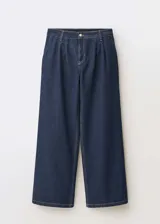 Pantalón de jean azul oscuro, corte wideleg, tiro medio, con pinzas delanteras, bolsillos laterales y traseros.