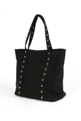 Bolso shopper negro con tachas plateadas en los laterales y en las asas. Tiene un bolsillo interno.