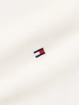 Sweater de punto color blanco, con cuello alto y logo bordado en el pecho.