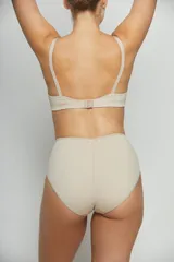 Corpiño blanco sin aro, de tricot con preformado en las tazas y breteles anchos regulables.