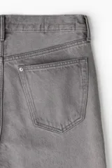 Pantalón de jean gris de corte recto y tiro medio, con cinco bolsillos y cierre de botón.