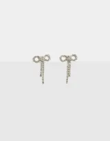 Par de aros colgantes plateados con forma de moño cubiertos de strass y flecos de strass.