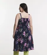 Blusa larga de viscosa con estampado floral, escote en V con lazo, breteles medianos y abertura frontal.