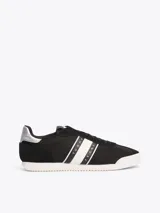 Zapatillas Tommy Jeans de corte bajo, color negro con detalles en blanco y plateado. Capellada de poliéster con paneles de malla y ante.