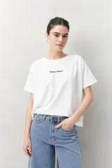 Remera blanca de manga corta con bordado frontal de la frase “L’amour toujours”.