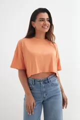 Remera color beige, de corte cropped y estilo oversized.