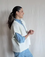 Chaleco tejido de punto con diseño acanalado horizontal, color lila.