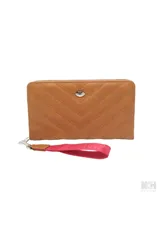 Billetera marrón con textura acolchada en forma de espiga, cierre perimetral con cremallera y tira de agarre roja.