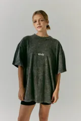 Remerón negro con efecto acid wash y estampa en serigrafía en frente y espalda con un ángel y texto en blanco.