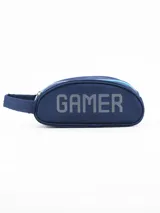 Cartuchera cilíndrica color azul marino con cierre perimetral y tirador de tela. Estampado frontal con la palabra "GAMER" en letras mayúsculas grises.