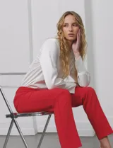 Pantalón rojo de gabardina elastizada, marca Zac & Rachel. Diseño con bolsillos delanteros y traseros. Corte recto.