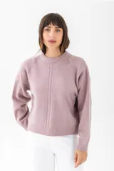 Sweater de punto color crudo, con cuello redondo y detalle de trenza vertical en el centro.
