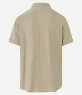 Camisa boxy masculina de viscosa color beige, con mangas cortas, cuello camisero y abotonadura frontal.
