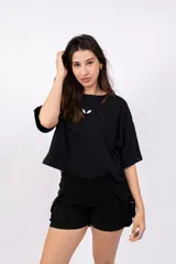 Remera blanca de corte holgado con logo bordado en el pecho y manga corta.