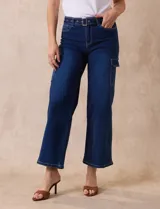 Jean cargo de denim azul oscuro, marca Angels of Difference. Tiro medio, pierna recta, pretina con pasadores, botón y cierre. Cinturón con hebilla metálica. Delantera, laterales y trasera con bolsillos.