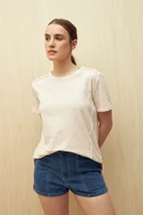 Short de jean azul con costuras verticales al frente y cierre con botón.