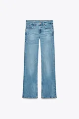 Jeans de tiro bajo con trabillas y cinco bolsillos. Bajo acampanado desde la rodilla. Cierre frontal con cremallera y botón metálico.