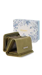 Billetera mediana color rosado, con tapa y cierre a presión. Presenta múltiples compartimentos interiores para tarjetas y billetes, y un bolsillo exterior con cierre en la parte posterior.