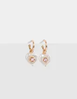 Aros argolla dorados con dije de perla blanca en forma de corazón y strass rosado.