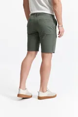 Bermuda color beige de corte chino, con presillas para cinturón y logo bordado. Confeccionada en algodón y spandex.