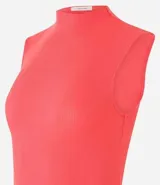 Blusa sin mangas en viscosa color blanco, con cuello alto y textura acanalada.