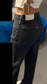 Pantalón de jean negro de corte recto y tiro medio.