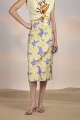 Falda midi de poliéster con estampado floral amarillo sobre fondo celeste.