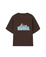 Remera marrón de corte holgado con estampado en la espalda que incluye la palabra 'Ibiza' y la frase 'It Itai' sobre bloques de hielo.