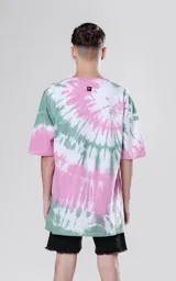 Remera oversize con diseño batik en tonos rosa, verde y blanco. Confeccionada en algodón premium con cuello redondo de rib.