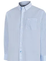 Camisa de hombre RKF, modelo WF PB, de manga larga con diseño a cuadros celestes y blancos. Tiene cuello abotonado, bolsillo en el pecho con logo bordado y tecnología wrinkle-free.