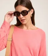 Suéter negro de punto con cuello redondo y mangas largas.