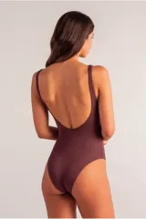 Traje de baño enterizo marrón chocolate con tejido de canalé, escote redondeado, espalda abierta, tirantes anchos con hebillas a tono y copas removibles.