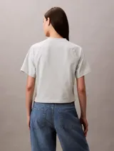 Remera verde agua de algodón, corte cropped y calce holgado. Tiene cuello redondo y logo de la marca bordado en el frente.