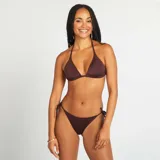 Braguita de bikini marrón con corte brasileño y tiras finas ajustables en los laterales.