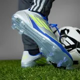 Championes de fútbol Adidas F50 League FG Messi, unisex, color plateado con detalles en azul y amarillo.